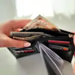 портмоне с деньгами