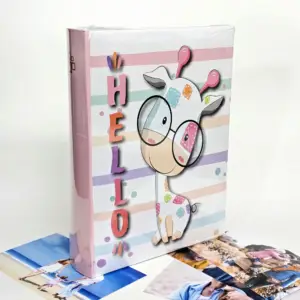 Album foto Gedeon Hello Giraffe 200 fotografii 10x15 cm — album pentru copii cu girafă pe copertă