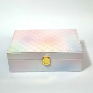 cutie pentru bijuterii cu exterior tip piele și închidere aurie