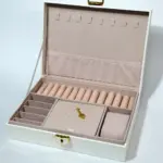 Шкатулка для бижутерии с отделениями и держателями для украшений