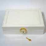 cutie pentru bijuterii albă, exterior tip piele, cu închidere cu cheie