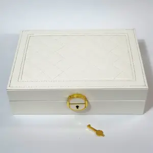 cutie pentru bijuterii albă, exterior tip piele, cu închidere cu cheie