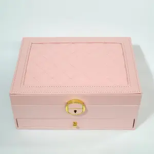 cutie pentru bijuterii roz, exterior tip piele, cu închidere metalică