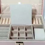 interior cutie pentru bijuterii cu multe compartimente