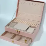 cutie pentru bijuterii roz, cu sertar și interior moale