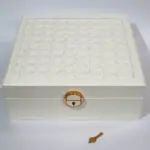 cutie pentru bijuterii crem, design elegant, cu încuietoare