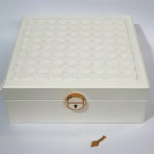 cutie pentru bijuterii crem, design elegant, cu încuietoare
