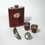 sticlă metalică cu păhărele și pâlnie – set cadou pentru bărbați