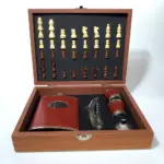 set cadou bărbați cu șah, sticlă și accesorii în cutie din lemn