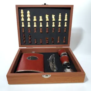 set cadou bărbați cu șah, sticlă și accesorii în cutie din lemn