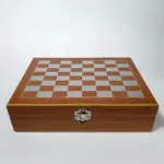 cutie de șah din lemn cu tablă imprimată pe capac