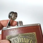 sticlă metalică Jack Daniel’s – detaliu capac și gât