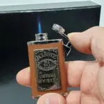 brichetă tip sticluță Jack Daniel’s aprinsă