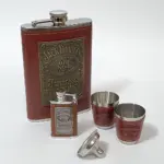 set cadou Jack Daniel’s cu sticlă, brichetă, păhărele și pâlnie