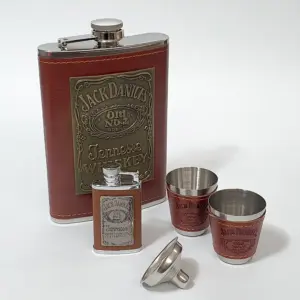 set cadou Jack Daniel’s cu sticlă, brichetă, păhărele și pâlnie