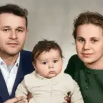 Fotografie de familie restaurată și colorizată – portret cu tată, mamă și copil mic
